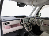 ダイハツのお店では、ダイハツ車を知り尽くしたプロフェッショナルが、専用の診断機器を使って各システムを点検しております。