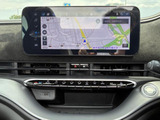 インフォテイメントモニターはUSB入力対応メディアプレイヤー機能、Bluetooth、ハンズフリー通話、AppleCarPlay、AndroidAutoに対応。