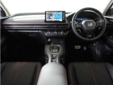 ◆視界広々で非常に運転しやすくロングドライブでも疲れを感じさせないすっきりとまとまったインパネ周りです。