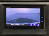 ギヤをR(バック)に入れるとナビの画面に後ろの映像が映るリアカメラ付です。後退時、コンディションが悪い視界でもカラーバックモニターがドライバーをサポートします。