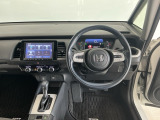 【前方視界】開放的な前方視界!運転がしやすく疲れにくいです♪窓が大きく、見通しがとっても良いおクルマですよ♪