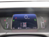 シンプルで見やすいデザインのメーターパネルです。車の情報が表示される大事な場所だからこそ見やすさが大切ですね。