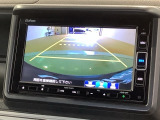 リバースギアに入れるだけで後方の表示へ切り替わります。夜間や雨の日の駐車も楽になりますよ。