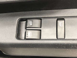 パワーウィンドのスイッチです。運転席に座りながら、助手席や後席の窓を開け閉めできるので大変便利ですよ。
