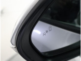 隣車線を走る車両をレーダーで検知し、ドアミラーでは確認しにくい後側方エリアに存在する車両に加え、急接近してくる車両も検知します。車両を検知するとドアミラーに搭載されたLEDインジケーターが点灯します。