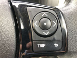 【ステアリングスイッチ】右です。ハンドルから手を離さず、運転に集中したまま手元でマルチインフォメーションディスプレイ内の表示切替などができます。