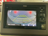 【バックカメラ】運転が苦手な方も車庫入れラクラクです!ギアをリバースに入れれば自動的に切り換わりますので、面倒な操作は不要です♪狭い駐車場もお車を傷つけず安心ですね!