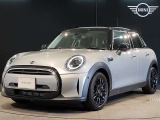 MINIのフロントグリルのデザインはイギリスで生まれた当初から、シルバーのサイドバーが折り重なった伝統的なデザインで御座います。その伝統はBMWのお車になってからでも少しずつ形を変えて守られております