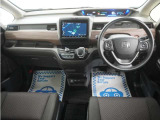 運転にかかわる様々な操作を安全に行えるように視点移動が少なく、操作性に配慮されたスイッチ類が凝縮されたコクピットです。
