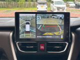 【全方位カメラ】自車を真上から見下ろす視点をモニターに映す機能。駐車や離合時の死角を無くして安全を支えます。トヨタ名のパノラミックビュー等、現代の商談では外せない必須の安全装備です。