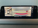 360度ビューカメラを搭載。4方の小型カメラの映像を処理し、車両真上からの映像に変換しています。