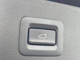 【パワーバックドア】スマートキーや運転席のボタンを押すだけでリアゲートが自動で開閉します!荷物を持っている時や、高い位置にあるバックドアを閉める際に便利な機能です♪