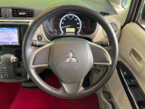 インテリアに合わせたデザインのステアリングは、運転される方のことも考え、運転しやすい形状、大きさです。是非一度、実際に触ってお確かめください。