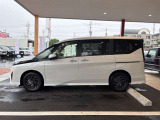 乗り降りのイメージが湧く左側面。ドア面の通りやスライド有無、小キズの出やすい部分も確認◎。