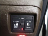 両側パワースライドドア付きだから、狭い駐車スペースなどでの 乗り降りラクラク!小さなお子さまのいるご家庭には嬉しい装備。