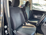運転席まわりには十分なスペースがあり、大柄な方でもゆったり運転していただける環境です。
