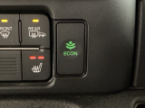 ECON モードをON にするとアクセルペダルの動きに対するエンジンの反応とエアコンの制御を切り換えることで、燃費のいい運転をするドライバーがペダルを踏んだ時と同じようにエンジンを制御します。