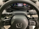 ステアリングホイール・後ろの減速セレクターは、左右に取り付けられた2つのパドルスイッチで減速の強さを調整。 左側の「-」を操作すると減速を強く、右側の「+」を操作すると減速を弱くすることができます。