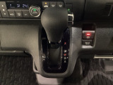 CVT車のセレクトレバーです。低速から高速まで、変速ショックのないスムーズな走りと、エンジン効率のよい領域を維持して燃費にも貢献します。サイドブレーキはスイッチ操作の電子制御パーキングブレーキです。