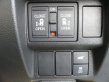 電動両側スライドドアが付いてます(運転席から操作可能です)テールゲートの開閉も運転席から可能です。