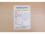 【車両検査証明書】店頭にて、クルマの状態が一目で分かる査証明書を公開中。トヨタ認定検査員が厳しく検査し、状態を点数と図解で表示しています。修復歴はもちろん、傷やヘコミの箇所や程度がご確認いただけます。