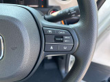 【クルーズコントロール】アクセル操作なしで一定速度を保つ機能。先行車との距離を自動調整する追従型が主流で、高速走行時の疲労を劇的に軽減します。長距離移動が多いお客様への商談では必須の快適装備です。