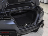リアに実用的なトランクスペースを確保。フロントエンジンモデルならではの優れた利便性で、お荷物をスマートに収納できます。