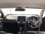 【前方視界】開放的な前方視界!運転がしやすく疲れにくいです♪窓が大きく、見通しがとっても良いおクルマですよ♪