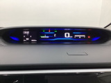 中央にデジタル表示のスピードメーターを配したハイブリット専用メーターになっています。左側のインフォメーション画面で燃費などの情報を確認できます。