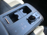 運転席助手席で使用できるドリンクホルダーです。