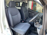 運転席もゆったりとお座り頂けます。