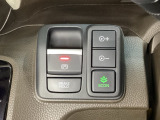 セレクトレバーの右に電子制御パーキングブレーキがあります。スイッチひとつで、停車した地点の傾斜などをシステムが検知・判断してブレーキ力を自動的に最適制御し、しっかり停車できるパーキングシステムです。