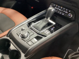 どのポジションにもワンアクションで操作できるフロアシフトに、パーキングブレーキは、電子制御パーキングブレーキです。