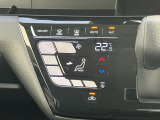 フルオートエアコン搭載。温度設定だけで、車内はいつも快適な空間を維持できます。