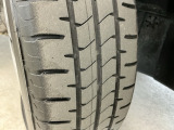 安全に走行するためには空気圧の確認をはじめ溝の深さ、ひび割れの等の点検が必要です。点検時に交換が必要と判断した場合は交換いたします。