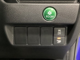 VSA装備車です。VSAはドライバーの操作と車の動きを見守っています。もし車の挙動が乱れたとき、4輪別々にブレーキをかけたり、エンジンパワーをしぼることによって車を安定させます。