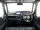 N-BOXの開放的な前方視界。フロントガラスが大きいので運転がしやすく疲れにくいです。また、全ての装備が適正配置されていて操作性に優れています。