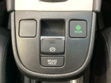 セレクトレバーの下に電子制御パーキングブレーキがあります。スイッチひとつで、停車した地点の傾斜などをシステムが検知・判断してブレーキ力を自動的に最適制御し、しっかり停車できるパーキングシステムです。
