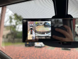【全方位カメラ】自車を真上から見下ろす視点をモニターに映す機能。駐車や離合時の死角を無くして安全を支えます。トヨタ名のパノラミックビュー等、現代の商談では外せない必須の安全装備です。