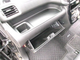 助手席側グローブボックスの収納スペース。車検証や整備記録簿などをすっきりと収納できます。