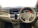 車内は光触媒抗菌消臭施工済です。インパネ周りはスタイリッシュなデザインです。グローブボックスやカップホルダーのほかにトレーなどたくさんの収納スペースが付いています。