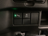 VSA装備車です。VSAはドライバーの操作と車の動きを見守っています。もし車の挙動が乱れたとき、4輪別々にブレーキをかけたり、エンジンパワーをしぼることによって車を安定させます。