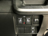 【リア両側パワースライドドア】リモコンなどで自動開閉。Hondaスマートキーを携帯していれば、軽い力で解錠とドアオープンが行えます。半ドア状態まで閉めると、自動的に全閉する機能付き。