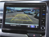 【バックカメラ】駐車が苦手な方でも安心してお乗りいただけます。リバース連動で画面が切り替わるのでとっても便利です。