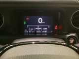デジタル表示のスピードメーターとタコメーター、燃費やオドメーターなどの表示の他に、ホンダセンシング機能などの表示もできる多機能なマルチインフォメーション・ディスプレイです。