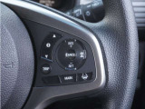 【アダプティブクルーズコントロール】ステアリングのスイッチを操作するとミリ波レーダーで先行車との距離を測定。設定を適切に保ちながら加速・減速、さらに停止まで自動に追従します。