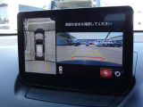 360度ビューカメラを搭載。4方の小型カメラの映像を処理し、車両真上からの映像に変換しています。