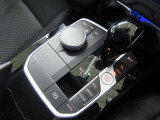 iDriveコントローラー。運転に集中しながら操作可能。