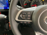 運転中、オーディオの操作をしてて、ハッとしたことはありませんか?ステアリングスイッチは、運転中でもハンドルでオーディオの操作が可能です。安全なドライブをサポートします。