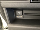 助手席前には横長のトレーとアクセサリーソケットがついています。その下に充電可能なUSB端子が2個ついていますので、手前のトレーにスマートフォンを置いて移動中でも充電できるので便利です。